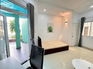 Cho thuê căn hộ ban công, Q10 || ngay Hoà Hảo || gần Đại học Kinh Tế (UEH B), Bệnh viện Đại học Y Dược, chợ Hồ Thị Kỷ