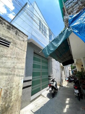 Nhà lầu đúc 2 mặt tiền trước sau - Gần Trường đại học Cần Thơ