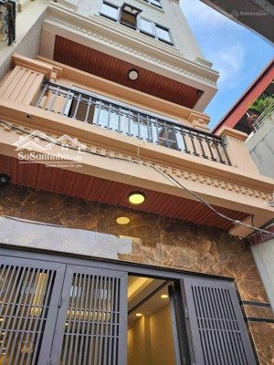 cho thuê nhà tại huỳnh thúc kháng, diện tích 50m2 x 5t, ô tô đỗ cửa. giá cho thuê 15 triệu/tháng