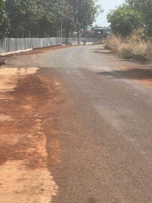 còn hai lô đất ngộp đường liên xã 32m bán gấp trong tuần