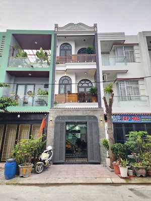 nhà gần sài gòn: 4tỷ350_nhà 1 trệt 2 lầu full nội thất sang trọng kdc gần trung tâm y tế tp.dĩ an