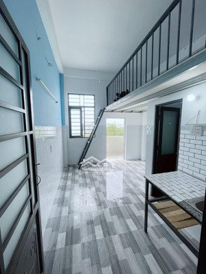 phòng 22m2 có ban công gác, máy lạnh, gần ngã 4 thủ đức, tc marketing