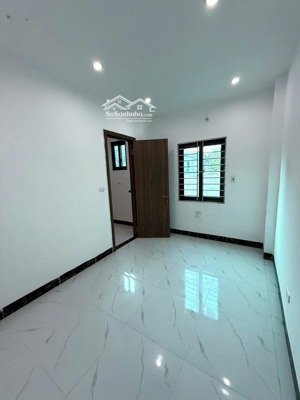 - bán nhà 3 tầng đẹp, fun nội thất giáp quận hà đông gí 2 tỷ xx tiểu học ạ.