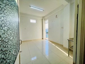 phòng sạch sẽ, thoáng mát có ban công, đảm bảo pccc, khu vực an ninh, không ngập lụt, giá 2,1tr