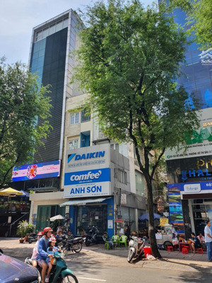 tôi cần bán gấp nhà mặt tiền dường 3/2, p11, quận 10 ngay hà đô, dt: 3.9x22m, trệt 4 lầu, giá 32 tỷ