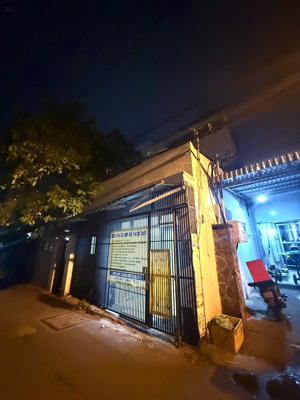 nhà mt giá trong hẻm, shr, đường trước nhà 6m, chủ gửi 3 tỷ 800 bớt nhẹ. liên hệ 0906 435 138