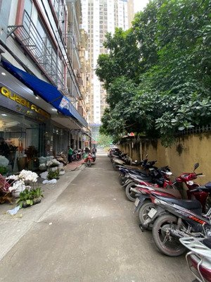 bán tìa văn phòng mạc thái tổ mt5 m hậu 5 m 7 tầng 30 tỷ oto tránh phân lô