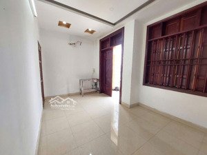 chính chủ cho thuê phòng trọ có ban công 20m2, gần phần mềm quang trung, 3 tr