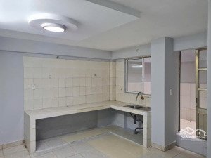 mặt tiền võ văn kiệt, quận 5. 150m2 cho thuê 15 triệu/tháng
