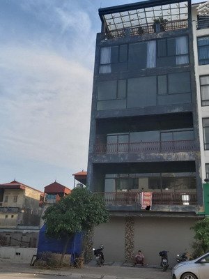 cho thuê nhà mp trâu quỳ 130m2x6t,tầng hầm, thang máy,pccc đầy đủ,cổng trường đh nn1.cách vin 300m