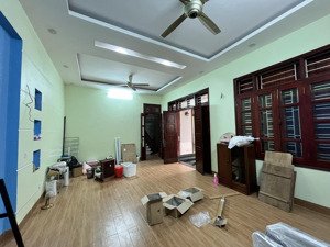 cho thuê mặt bằng tầng 1 - 120 m2, gồm 3 phòng, lối riêng biệt, tiện để hàng hóa, bán hàng online