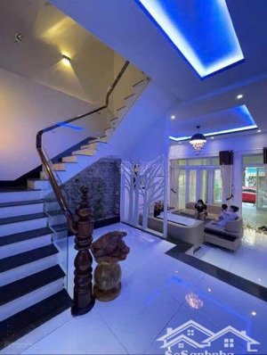 bán nhà mặt tiền nguyễn thị minh khai - gần biển, vị trí đẹp không bị con lươn 4 tầng có thang máy