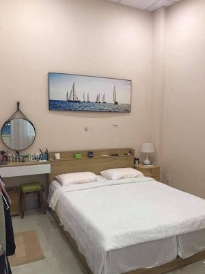 cần cho thuê căn biệt thự sân vườn dt 150m2 - 3pn, hẻm xe hơi