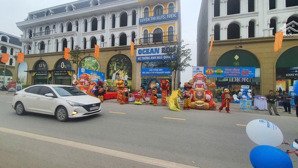 cần bán nhà phố, trục chính giao thông huyết mạch, đông đúc, kinh doanh và cho thuê tốt. giá cđt.