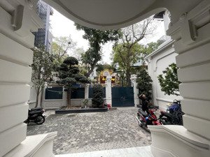 biệt thự siêu khủng, sân vườn, thang máy ở quận ba đình cho thuê hàng vip