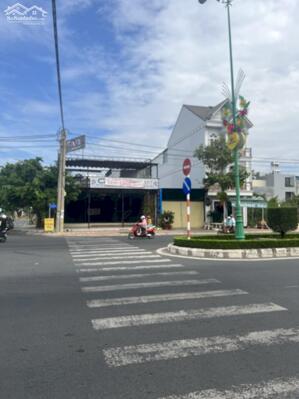 Cho thuê mbkd góc 2mt đường Hùng Vương, Phan Thiết, 200m2. Giá 22tr: tháng