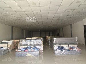 cho thuê mặt bằng kd thị trấn bến lức, ngang 11m ngay ngã 5 thị trấn bến lức. lh: 0911098498