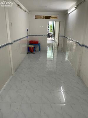 Cho thuê nhà hẻm 1 đường hoàng văn thụ, đầu hẻm vô 150m