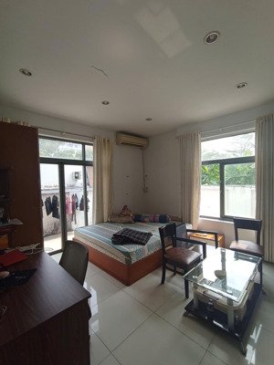 cho thuê tầng trệt biệt thự kdc conic, phong phú. giá : 8 triệu/tháng. gồm 1pn, 1wc, 1pk, 1p kho