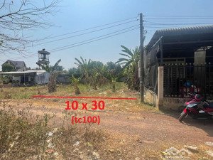 cổng chợ tân phước đi vào 100m, rẽ trái vào tới đất 10x30. đang cho thuê bán dưa hấu, trái cây
