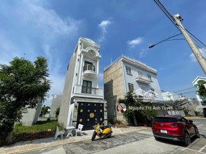 nhà view cv 7 kì quan | 1 trệt 2 lầu 1 sân thượng , 4 phòng ngủ 1 phòng thờ | sổ riêng hoàn công