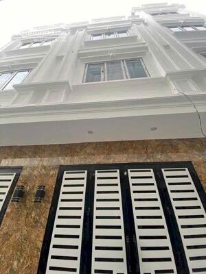 Bán nhà 33m2-4 tầng oto đậu cổng , gần chợ, trường đại học thể dục thể thao-Phụng Châu.Giá 2,6 tỷ.0986498350