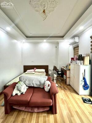 Bán Nhà Phố Láng Hạ – 5 Tầng, Mặt Tiền 5.7m, View Sân Chơi Thoáng – Chỉ 11.6 Tỷ!