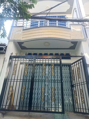 Nhà lầu trục chính hẻm trung tâm