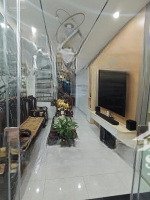 cần bán nhà nguyên hồng, dt 45m, giá 11 tỷ. nội thất đầy đủ ở ngay.