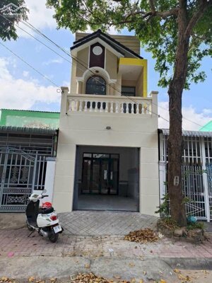 NHÀ 1 TRỆT 1 LẦU GẦN CHỢ VƯỢT LŨ PHƯỜNG 8 VĨNH LONG