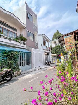 NHÀ 3 TẦNG MỚI XÂY 100%. TRỤC CHÍNH HẺM NHỰA 5M. CÁCH CHỢ AN HOÀ 50M. XUNG QUANH ĐẦY ĐỦ TIỆN ÍCH. - Địa chỉ : Hẻm 111 đường CMT8. Thông qua đường Trần Việt Châu, An Hoà, Ninh Kiều, Tp Cần Thơ