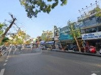 cho thuê nhà ngang 7.8m phố trần phú, đoạn gần nhà hát lớn. dt: 300m2 x 2 tầng, vỉa hè rộng