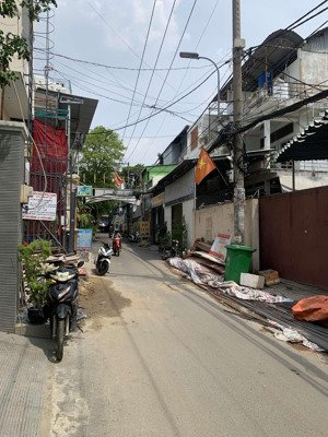 cho thuê kho xưởng có thể cải tạo lại thành garage oto , sân cầu lông , sân pickeball......