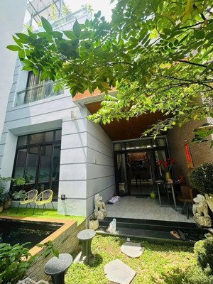 cho thuê biệt thự sân vườn tttp nha trang, có gara đậu oto, 5 phòng ngủ giá chỉ 32 triệu/tháng.
