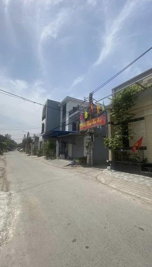 do có nhu cầu chuyển nhà rộng hơn nên e cần bán căn lô góc 3 tầng tại hạ đoạn 3