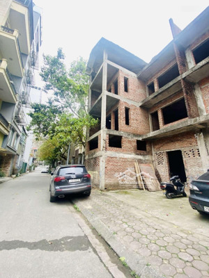 cần bán liền kề sau quận ủy tây hồ, tiếp giáp hồ tây. 95m2. mt: 8m. xây thô 4 tầng.