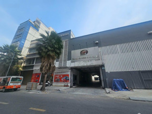 diện tích sàn 8000m2 ngay mặt tiền đường 121 cô giang phường cô giang quận 1