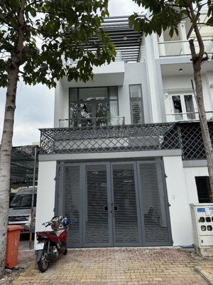 bán nhà kdc hiệp thành 3, nhà 1 trệt 2 lầu 4 phòng ngủ, sân oto nhà đã hoàn công