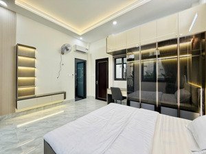 - biệt thự 4 tầng,thang máy full nội thất ,đường phạm văn bạch,sân gold-nhà ga t3,q.tân bình