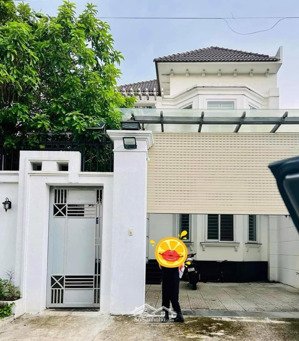 biệt thự phú mỹ, thủ dầu một mặt tiền dx 39 cách huỳnh văn luỹ 300m