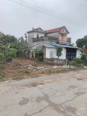 hàng mới mặt đường kinh doanh giá 2xtr/1m.