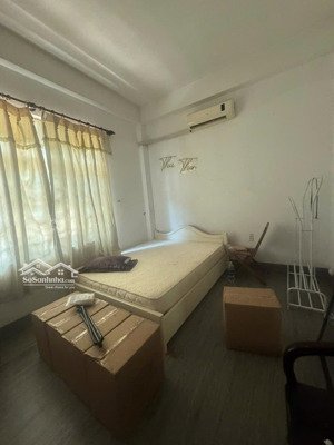 phòng 20m2 nội thất cơ bản, giường nệm máy lạnh, trung tâm hành chính dĩ an
