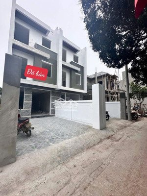 88m2 nhà 3 tầng thiết kế tân cổ điển, có sân để ô tô xe máy, 2,5km ra kđt đô nghĩa