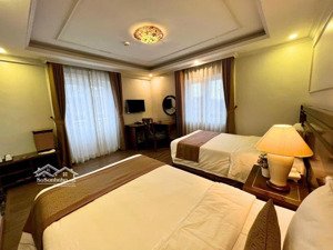 bán tổ hợp khách sạn sa pa, với 32 phòng tiêu chuẩn 3*, doanh thu 250tr/tháng, giá cực tốt