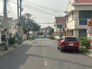 dt 80m(4x20m), đường nhựa 12m, dân cư đông, gàn chợ, sát bên trường học, thổ cư, sổ hồng riêng