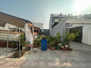 chủ cần sang nhanh 80m2 ( 4x20) đất thổ cư 100% mặt tiền nhựa 7m liền kề trường tiểu học