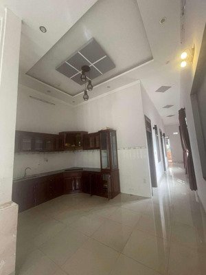cần cho thuê nhà mặt tiền vành đai dt 6x30 nhà đầy đủ tiện nghi sân rộng vài chiếc oto , pkhach ,bế