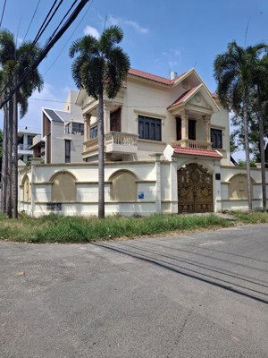 ngộp! giảm 8 tỷ! villa 3 tầng, lô góc ngã tư ga, q12