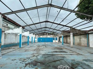 cho thuê gần 1200m2 đất. sẵng nền khung sườn làm kho xưởng. ngay kcn hoà khánh. giá 3x triệu/t