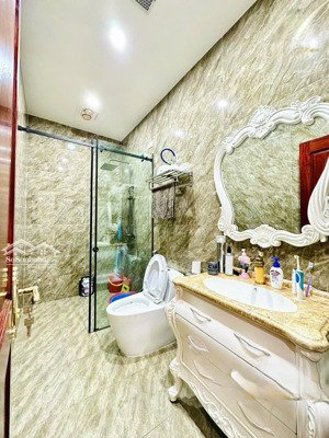 c.h.o t.h.u.ê n.h.à ngõ to lạch tray ô tô đỗ cửa - 80m2